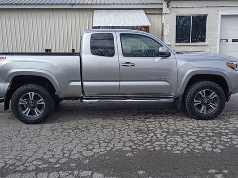 Used 2017 Toyota Tacoma TRD Sport w/ Premium & Technology Package image 7