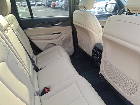 Used 2023 Jeep Grand Cherokee Limited w/ Black Appearance Package image 15