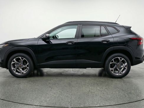 Used 2025 Chevrolet Trax LT w/ LT Convenience Package FWD image 5