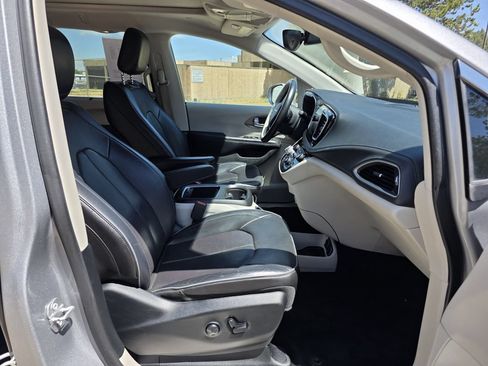 Used 2018 Chrysler Pacifica Limited FWD image 19