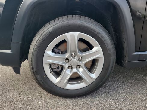 Used 2023 Jeep Compass Sport image 9