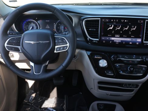 Used 2024 Chrysler Pacifica Touring-L FWD image 23