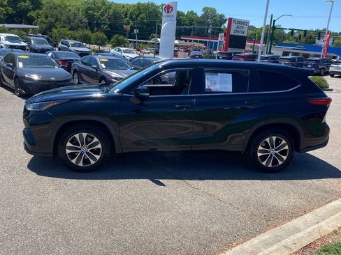 Used 2021 Toyota Highlander XLE FWD image 4