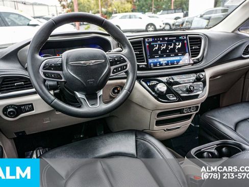 Used 2024 Chrysler Pacifica Select image 30