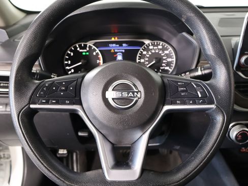 Used 2024 Nissan Altima 2.5 SV FWD image 3