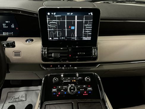 Used 2018 Lincoln Navigator Select w/ Technology Package image 34