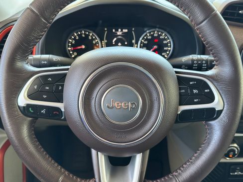 Used 2016 Jeep Renegade Latitude FWD image 11
