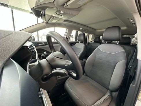 Certified 2024 Volkswagen Taos SE image 13