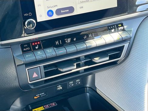 Used 2025 Toyota Camry SE w/ Convenience Package image 15