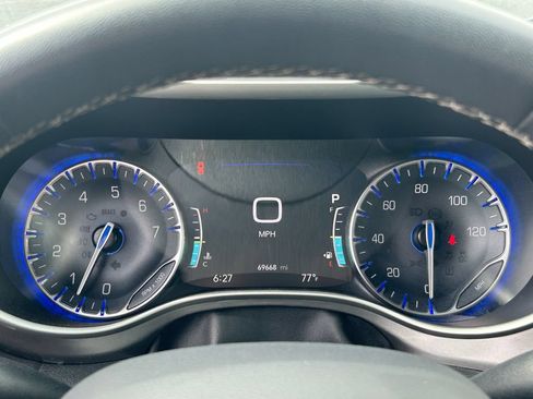 Used 2023 Chrysler Pacifica Touring-L FWD image 21