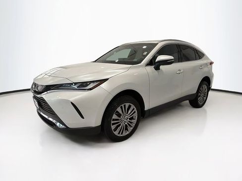 Used 2023 Toyota Venza XLE AWD/4WD image 3