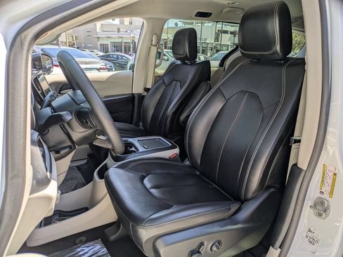 Used 2024 Chrysler Pacifica Touring-L FWD image 23