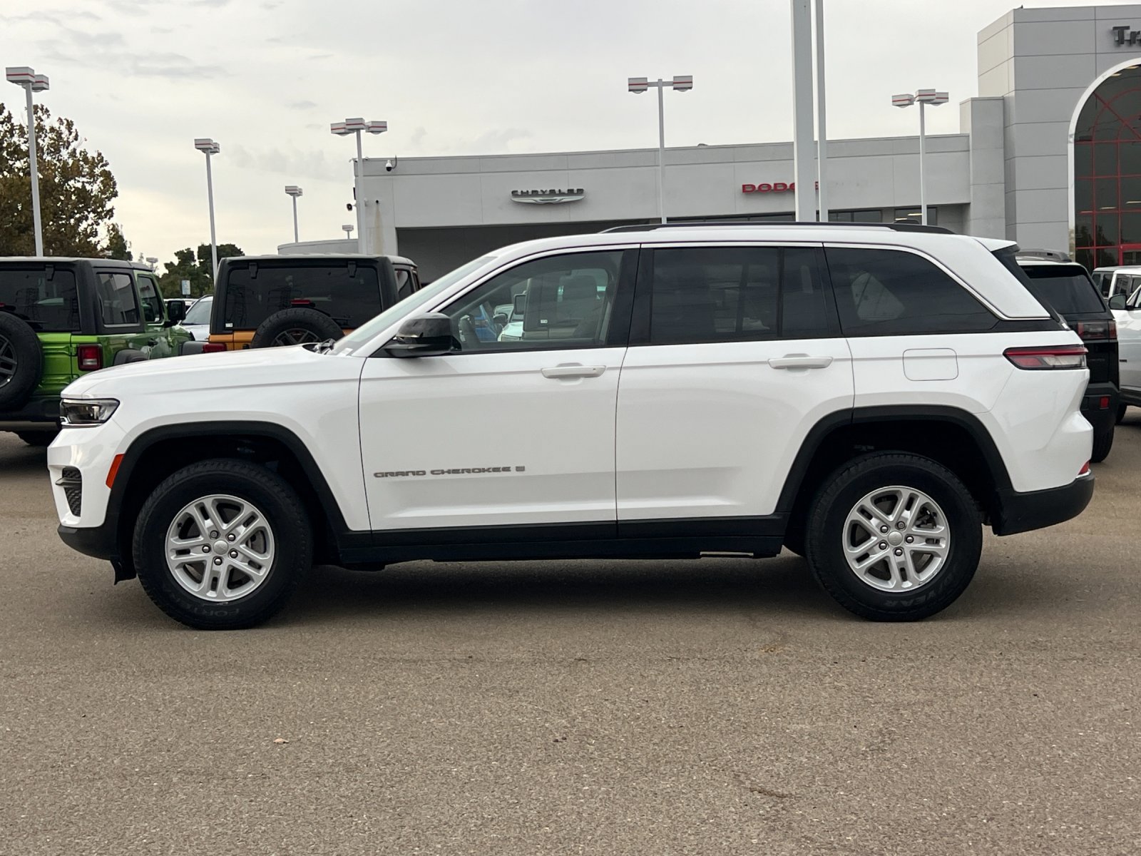 Used 2023 Jeep Grand Cherokee Laredo AWD/4WD image 7