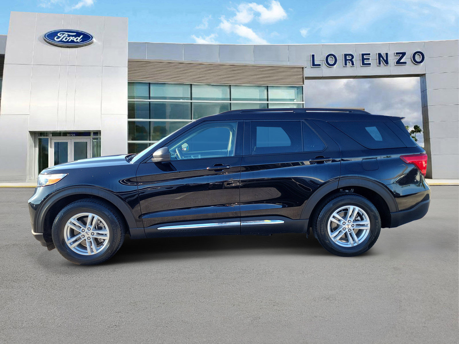 Used 2023 Ford Explorer XLT w/ Equipment Group 202A RWD image 8