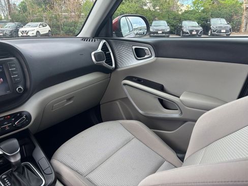 Used 2025 Kia Soul LX w/ LX Technology Package FWD image 32