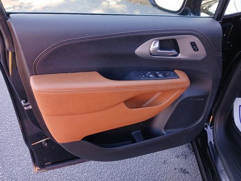 Certified 2024 Chrysler Pacifica Pinnacle image 23