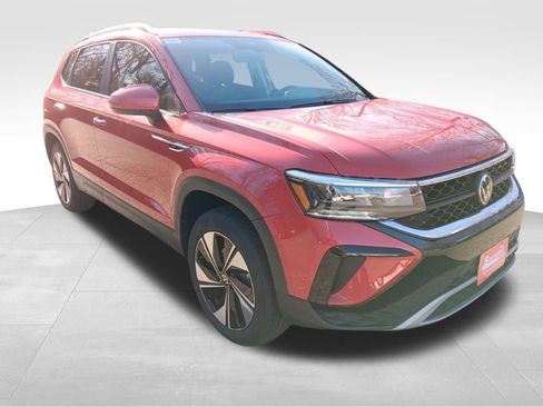 Used 2024 Volkswagen Taos SE w/ Panoramic Sunroof Package image 9