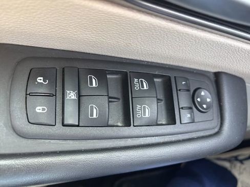 Used 2023 Chrysler Pacifica Touring-L FWD image 21