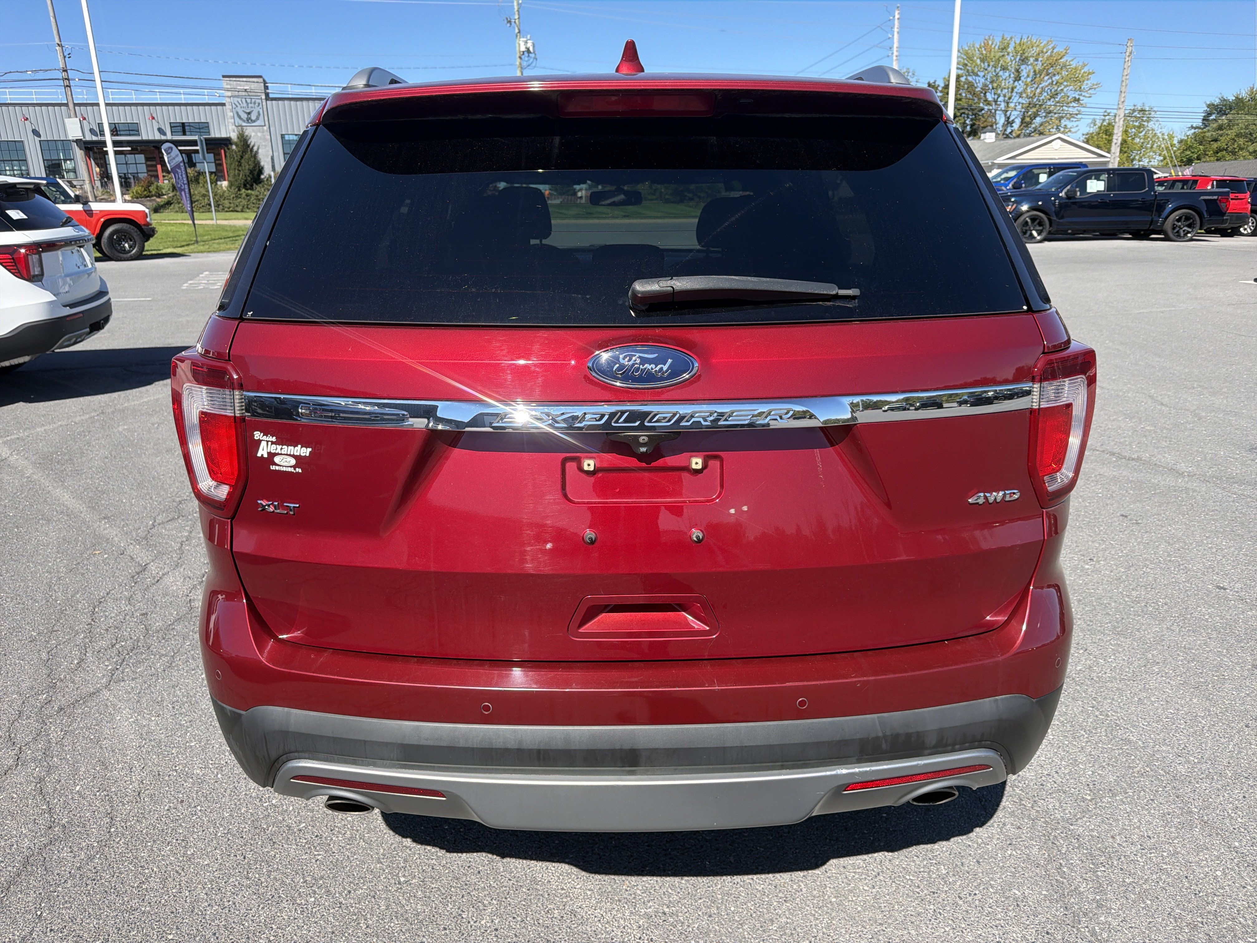 Used 2017 Ford Explorer XLT w/ Equipment Group 201A AWD/4WD image 4