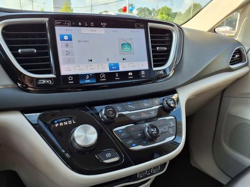 Used 2023 Chrysler Pacifica Touring-L FWD image 30