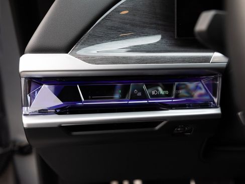 Used 2024 BMW 760i xDrive w/ Premium Package 2 image 24