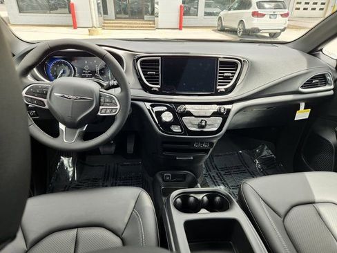 New 2025 Chrysler Pacifica Select FWD image 10
