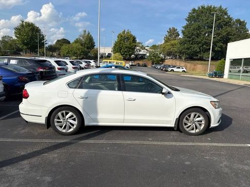 Used 2018 Volkswagen Passat 2.0T SE FWD image 10