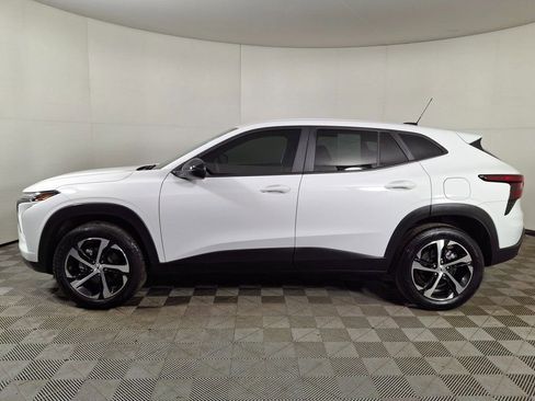 Used 2024 Chevrolet Trax RS w/ Driver Confidence Package image 2