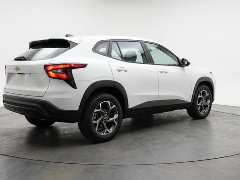 Used 2025 Chevrolet Trax LT w/ LT Convenience Package FWD image 9