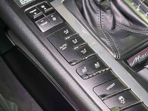 Used 2018 Porsche Macan AWD/4WD image 33