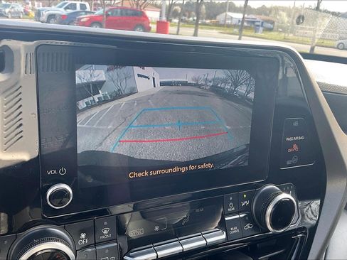 Used 2023 Toyota Highlander XLE image 25