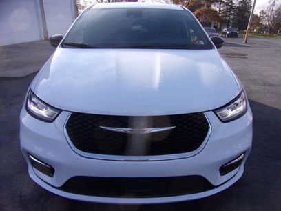 Used 2025 Chrysler Pacifica Select