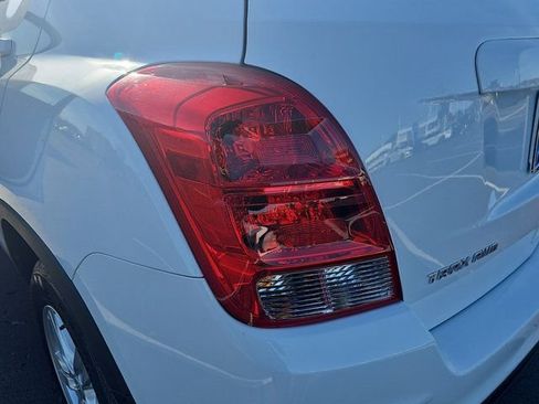 Used 2022 Chevrolet Trax LS w/ Tint and Cruise Package image 33