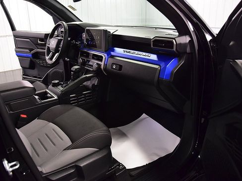 Used 2025 Toyota Tacoma TRD Sport image 33