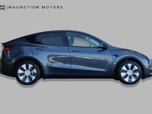 Used 2023 Tesla Model Y Long Range AWD/4WD image 2
