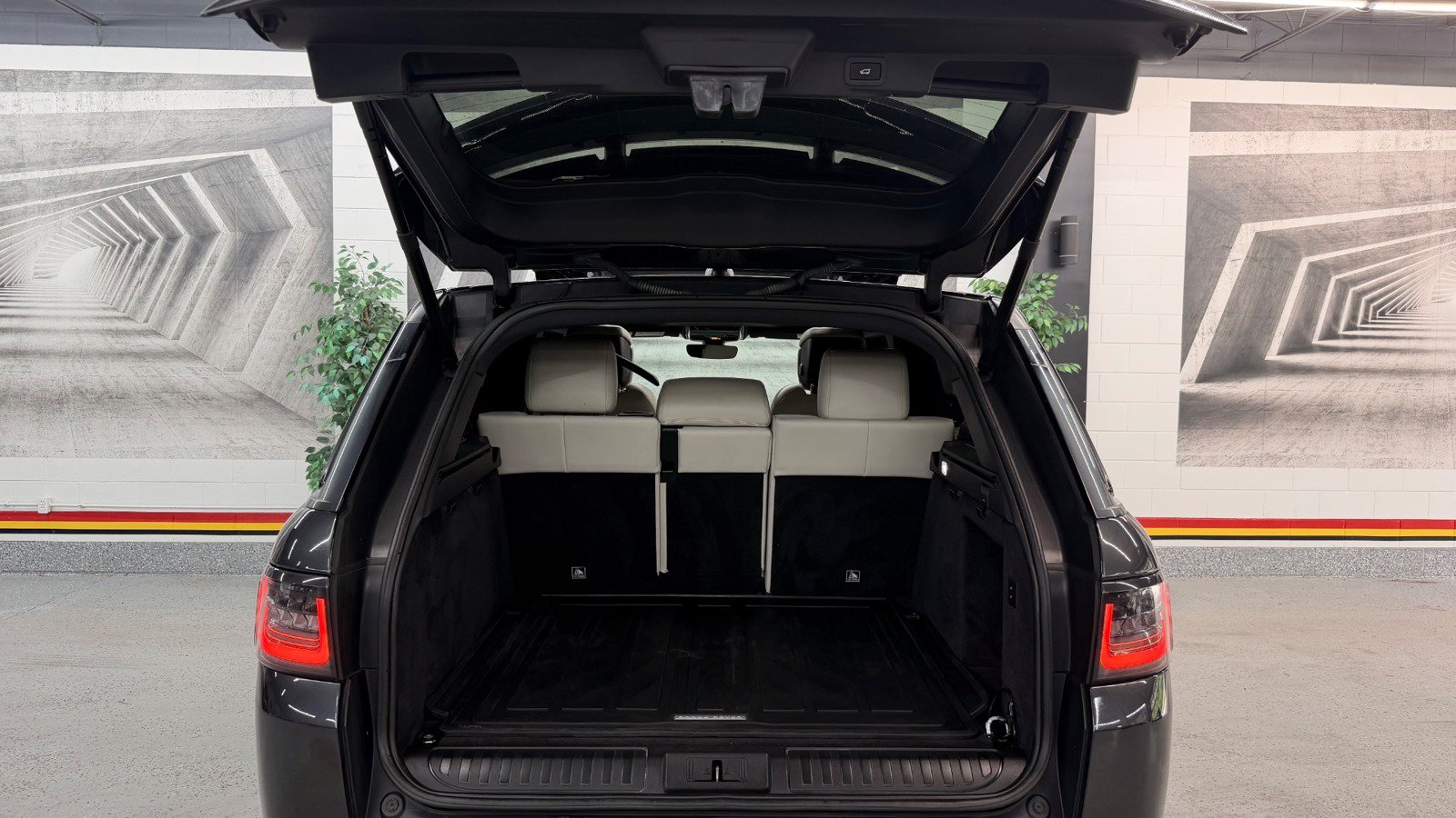 Used 2018 Land Rover Range Rover Sport HSE Dynamic AWD/4WD image 11