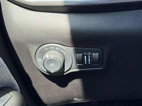 Used 2023 Jeep Compass Latitude w/ Sun and Sound Group AWD/4WD image 17
