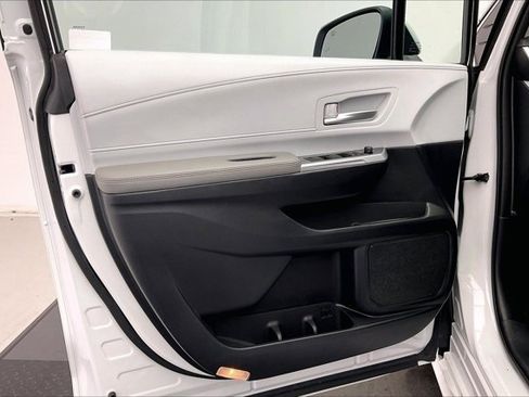 Used 2025 Toyota Sienna XLE image 26