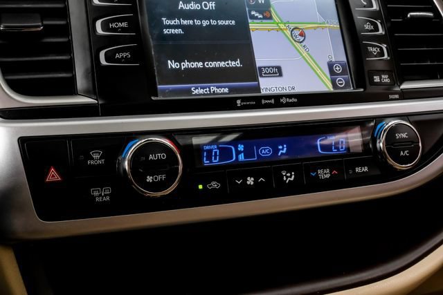 Used 2019 Toyota Highlander XLE FWD image 29
