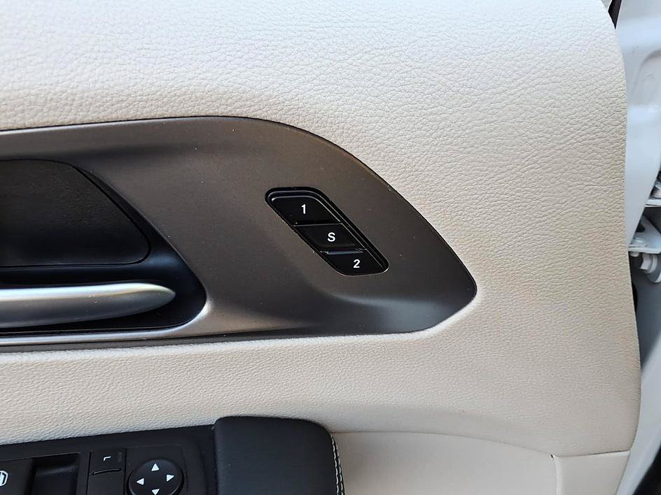 Used 2023 Chrysler Pacifica Touring-L FWD image 11