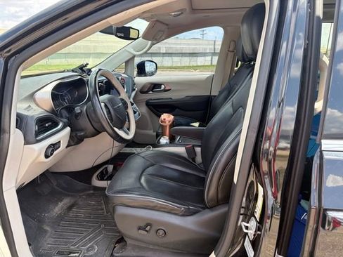 Used 2017 Chrysler Pacifica Limited FWD image 8