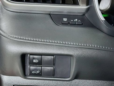 Used 2021 Toyota Highlander XLE AWD/4WD image 12