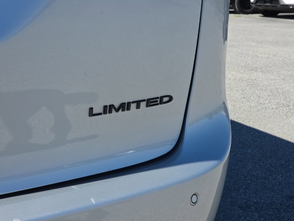 Certified 2026 Chrysler Pacifica Limited w/ S Appearance Package FWD image 12