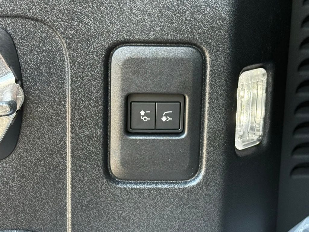 New 2026 Land Rover Defender 130 X-Dynamic SE AWD/4WD image 41