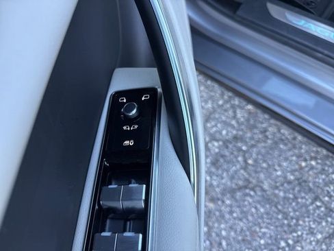 Used 2021 Jaguar XF R-Dynamic SE image 17