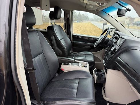 Used 2013 Chrysler Town & Country Touring FWD image 23