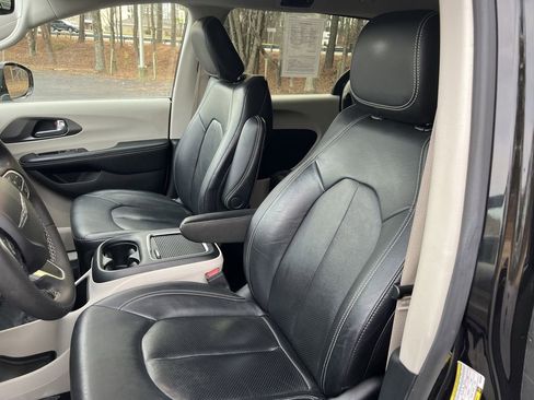 Used 2022 Chrysler Pacifica Touring-L image 17