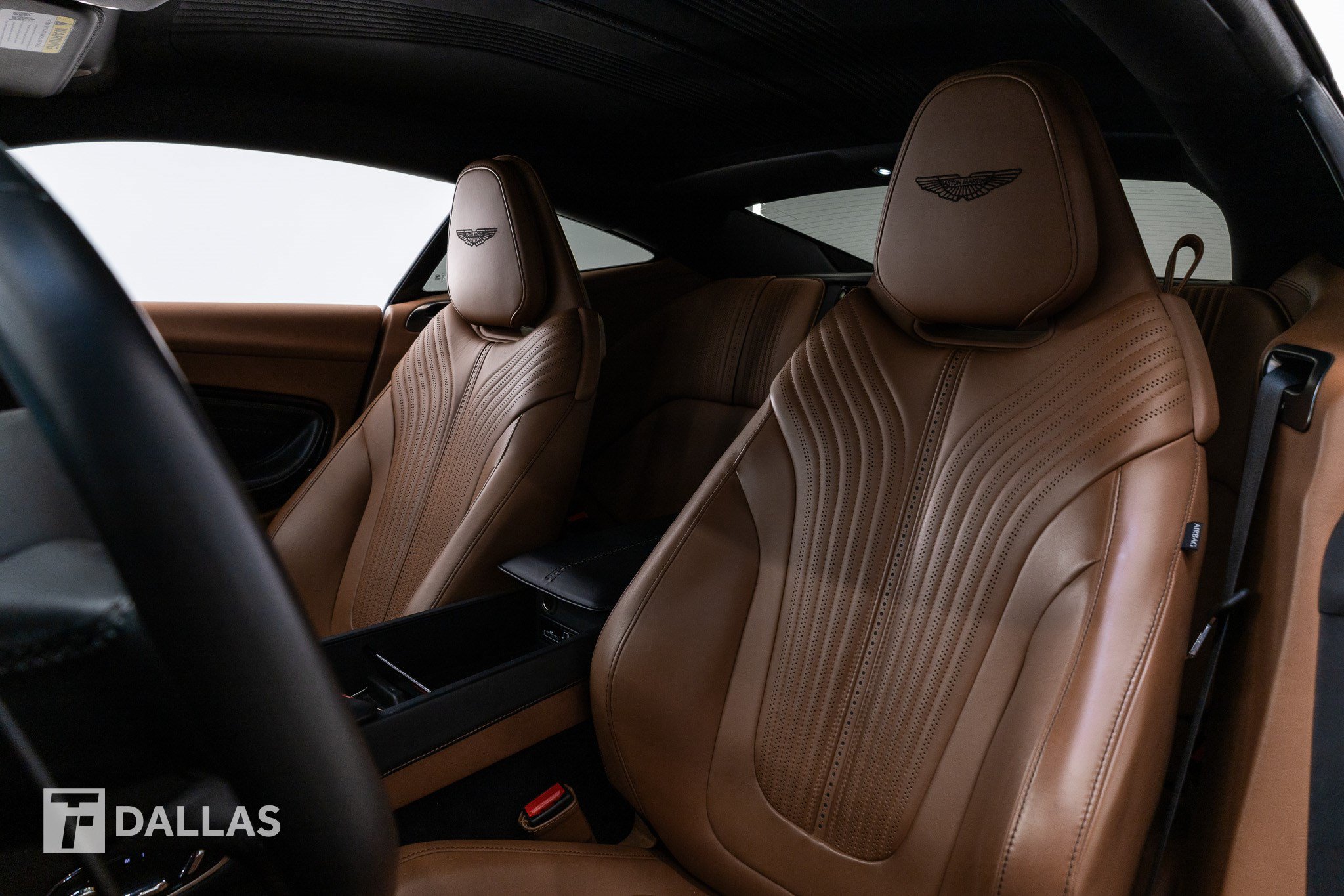 Used 2022 Aston Martin DB11 Coupe RWD image 3