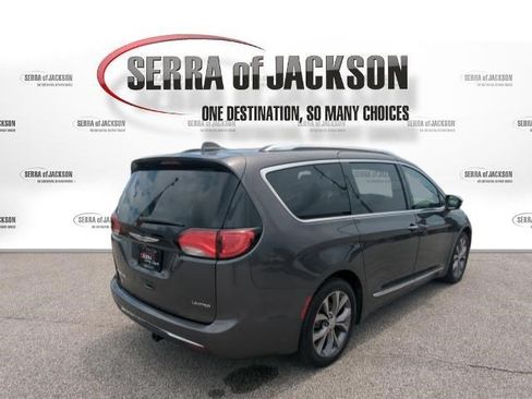 Used 2019 Chrysler Pacifica Limited w/ Advanced Safetytec Group FWD image 8