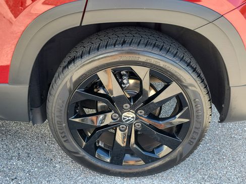 Used 2024 Volkswagen Taos SE image 9